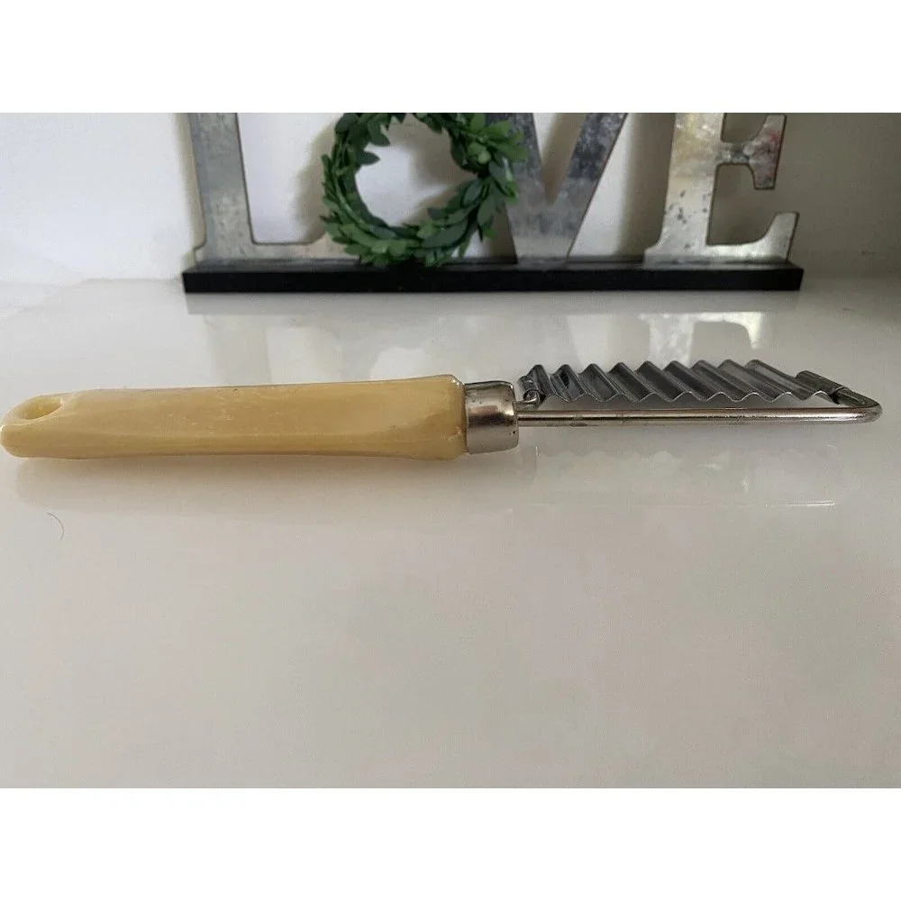 Vintage Vegetable Crinkle‎ Cutter Potato Cheese Slicer Beige Plastic Handle EUC
